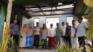 Read more about the article Tim HARAPAN Salurkan Bantuan Kebakaran Rumah di Desa Jabi-Jabi 